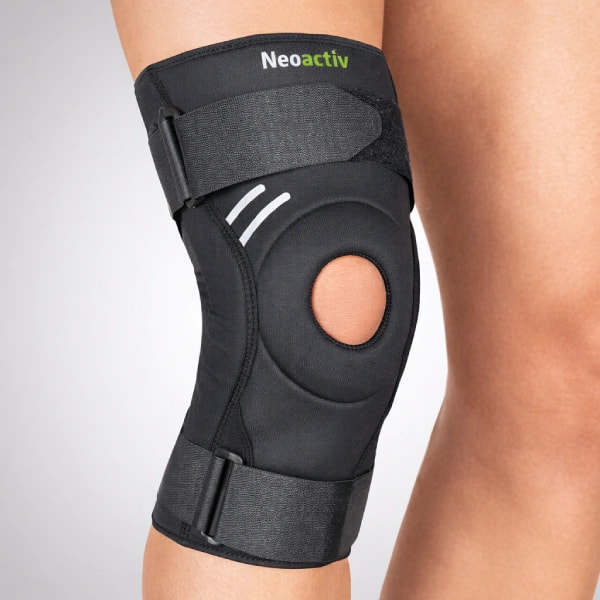 Rodillera estabilizadora de neopreno con articulación policéntrica