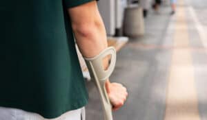 como andar con muletas